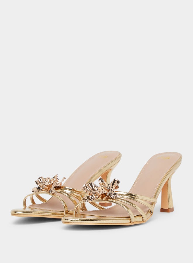 ستايلي صندل بكعب عالي وتفاصيل أزهار - Image 1